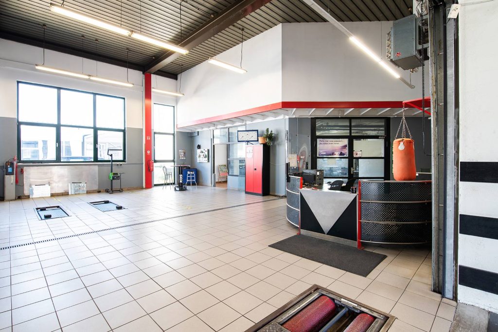 Innenansicht der Prüfstelle Dachau