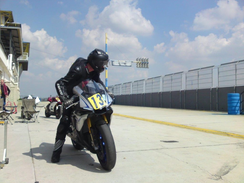 Motorradfahrer in der Boxengasse